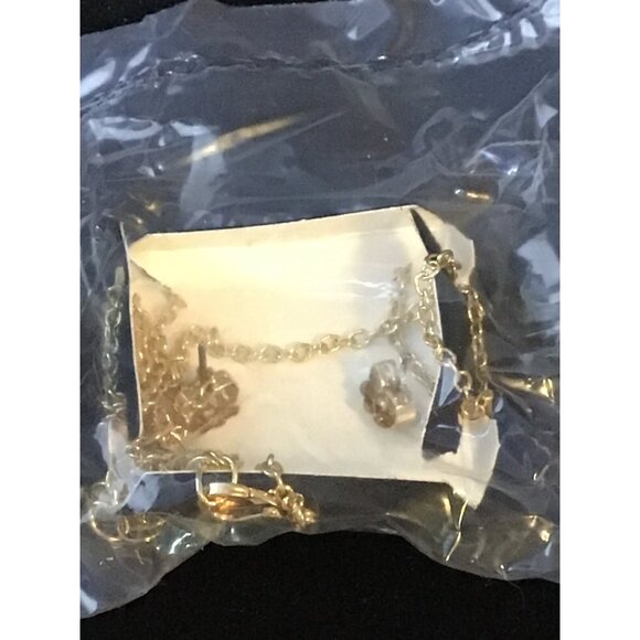 New Avon Delicate Designs Fuschia Pyramid Necklace And Earrings Gift Set (1554) - Picture 3 of 4